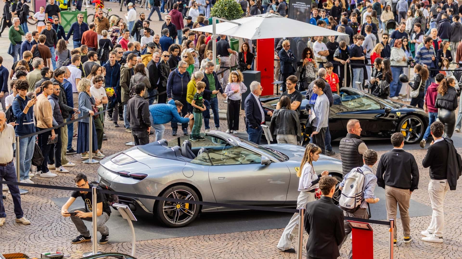 La Rivoluzione Open Air dell'Automotive: Come il Salone Diffuso sta Ridefinendo il Rapporto tra Auto, Citta e Consumatori