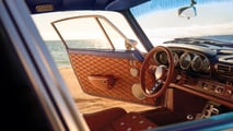 Porsche 911 Generazione 964 Reimagined by Singer e Louis Vuitton: Quando il Restomod Incontra l'Alta Moda nell'Opera d'Arte Automobilistica Definitiva